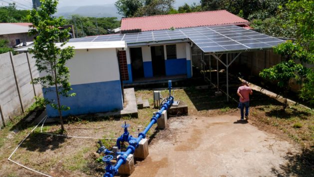 Saulės energija atneša vandenį į ikonišką „El Mozote“ Salvadoro kaimą – pasaulinės problemos