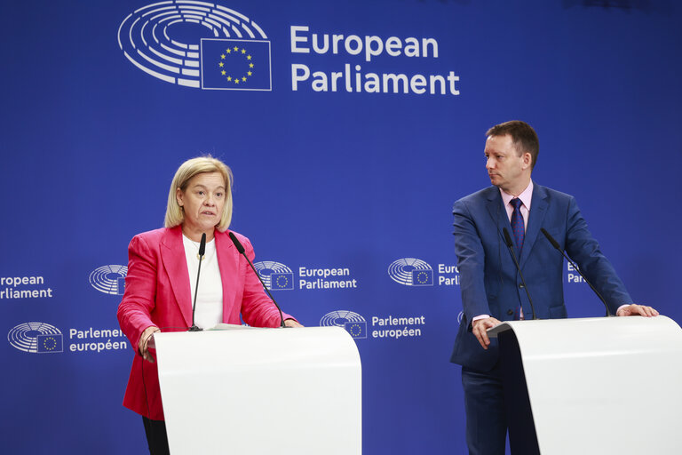 Parlamentas grasina užkirsti kelią ES biudžeto deryboms, viršijančioms daugiau nei 800 milijardų eurų „pertvarkymo“ planą “