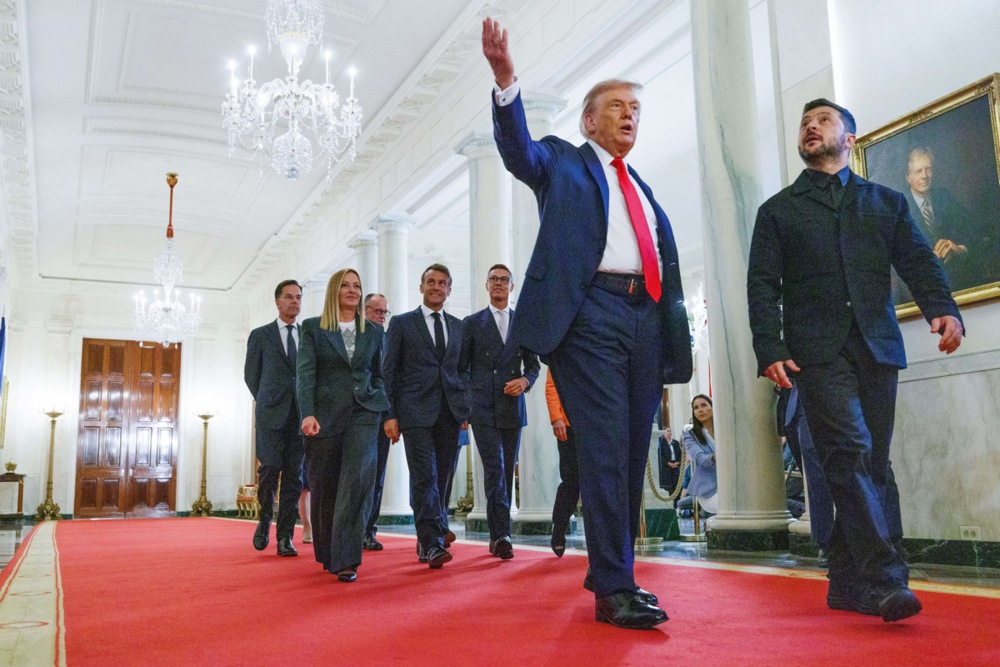Trumpas plūduriuoja Ukrainos apsaugos įsipareigojimai derybose su Zelenskyy ir europiečiais