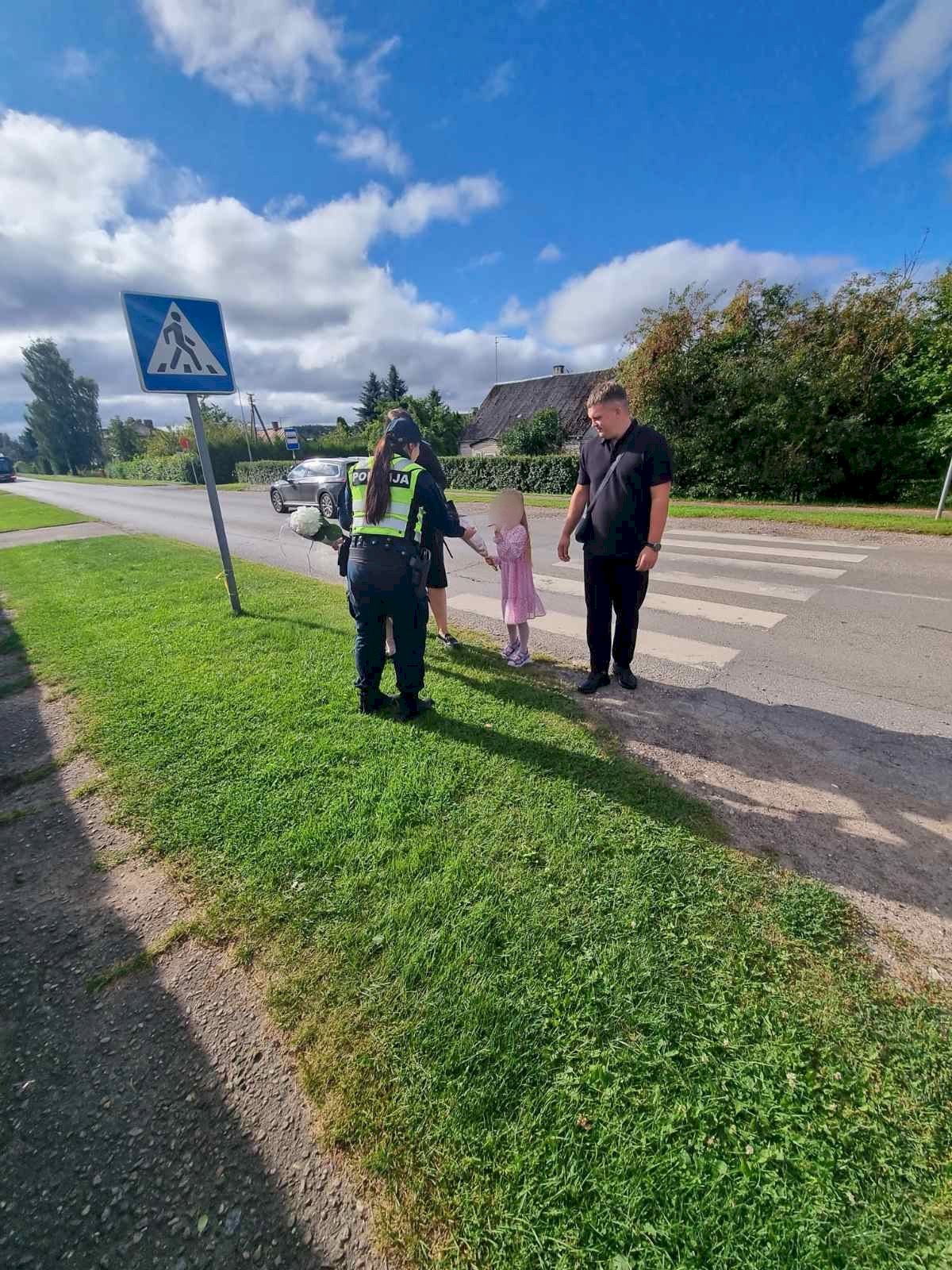 Kelias į mokyklą: bendras policijos, savanorių ir tėvų rūpestis