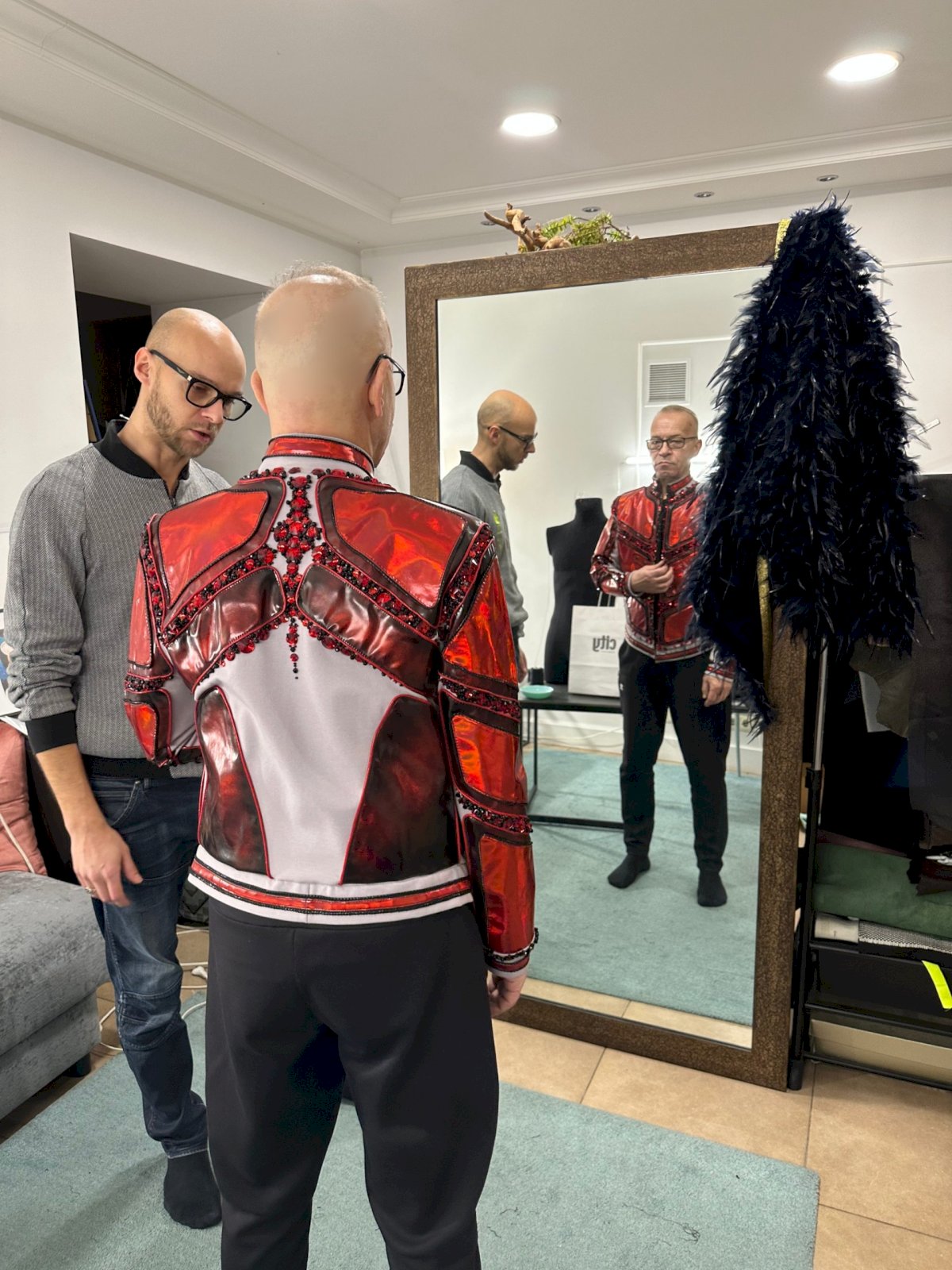 Dizaineris atskleidė Kerbedžio kostiumo kainą