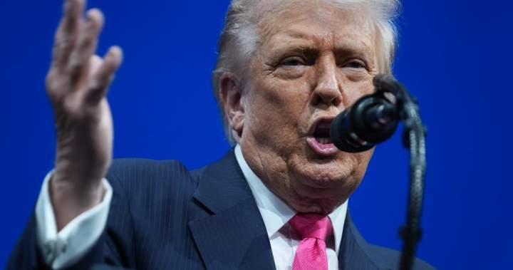 Donaldas Trumpas sako, kad oro erdvė Venesueloje ir aplink ją „uždaryta“ – nacionalinė