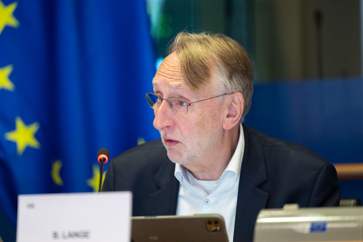 Europarlamentarai pritaria JAV tarifų susitarimo patobulinimams, bet nori griežtesnės pozicijos Vašingtono atžvilgiu