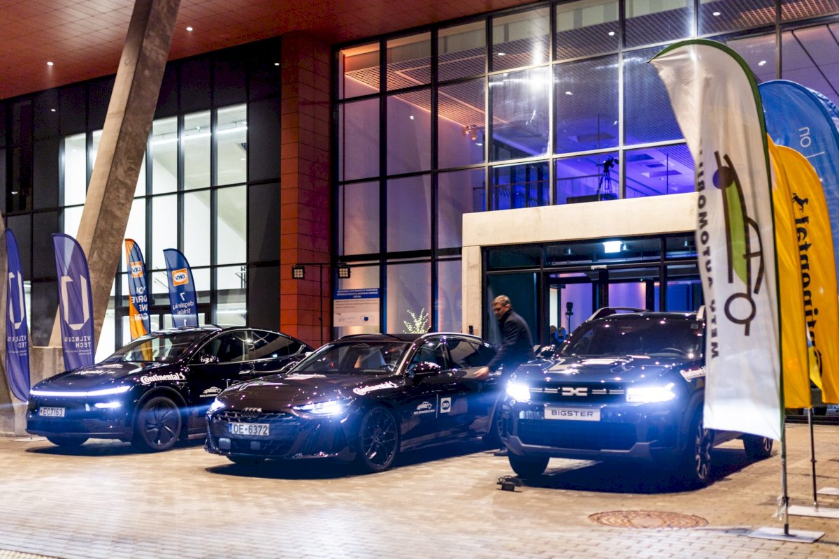 Paaiškėjo, kas verti „Metų automobilis 2026“ vardo: „Dacia“, „Tesla“ ir „Audi“ pelnė po kelis apdovanojimus