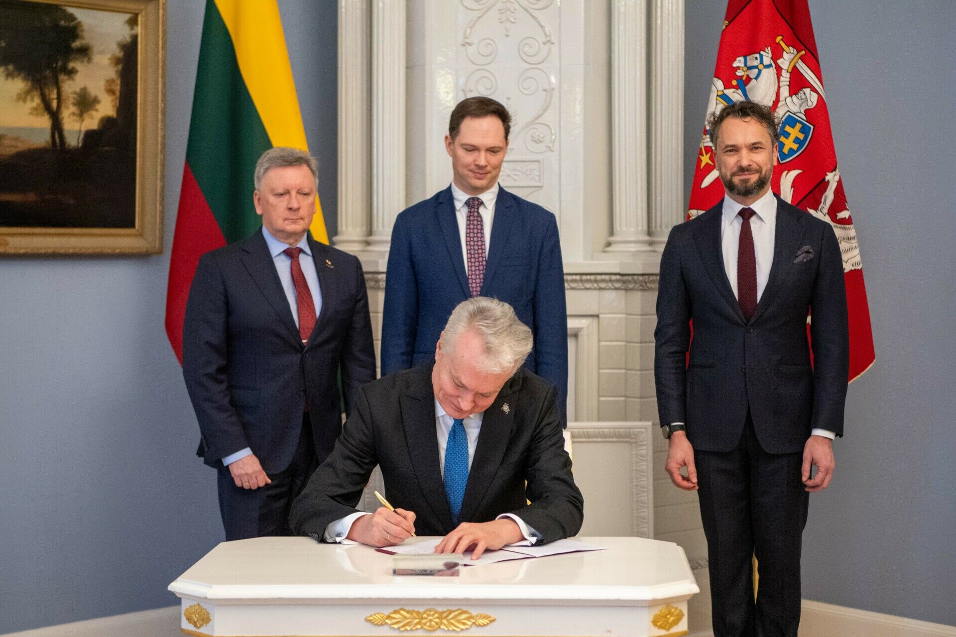 Prezidentas pasirašė konstitucinį įstatymą, įtvirtinantį naujas ilgalaikes vietos valdžios investicijų galimybes | BNS Spaudos centras