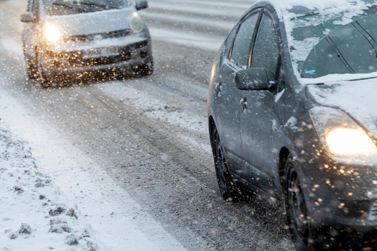 Eismo sąlygas vis dar sunkina snygis, pustymas: kviečiama būti atidiems