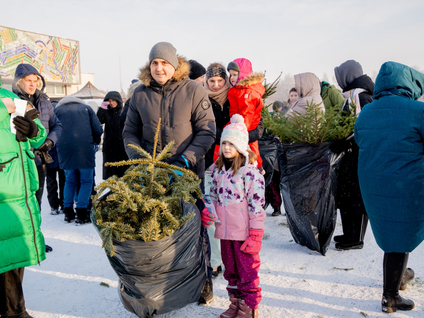 Šimtai dalyvių išskirtinėje šventėje „Lik sveika, eglute“ sujungė tvarumą ir džiaugsmą