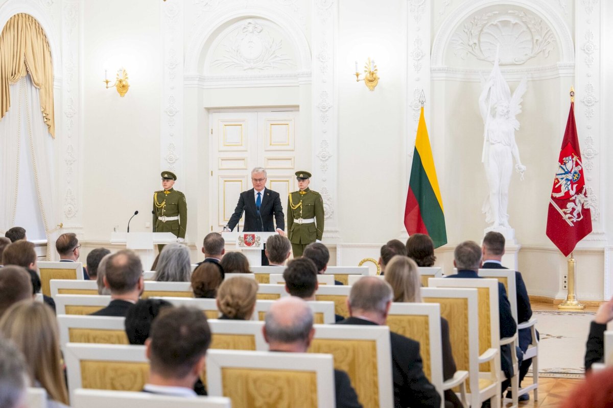 Vasario 16-ąja Prezidentūroje įteikti valstybės apdovanojimai švietimo, mokslo ir sporto sričių atstovams