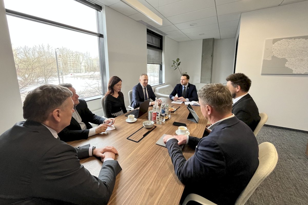 E. Grikšas susitiko su verslo atstovais: bus rengiamos pagalbos priemonės dėl situacijos Artimuosiuose Rytuose
