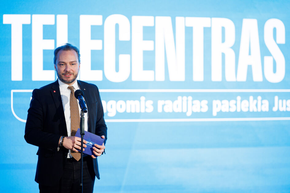 Ministras Juras Taminkas sveikina Telecentrą Lietuvos radijo transliacijų 100-mečio proga