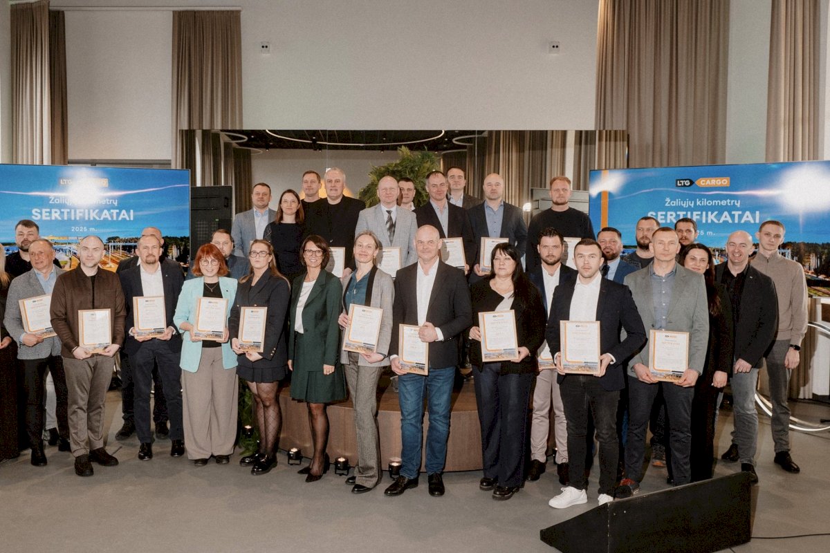 Nuo kelių – prie traukinių: „LTG Cargo“ verslams įteikė Žaliųjų kilometrų sertifikatus