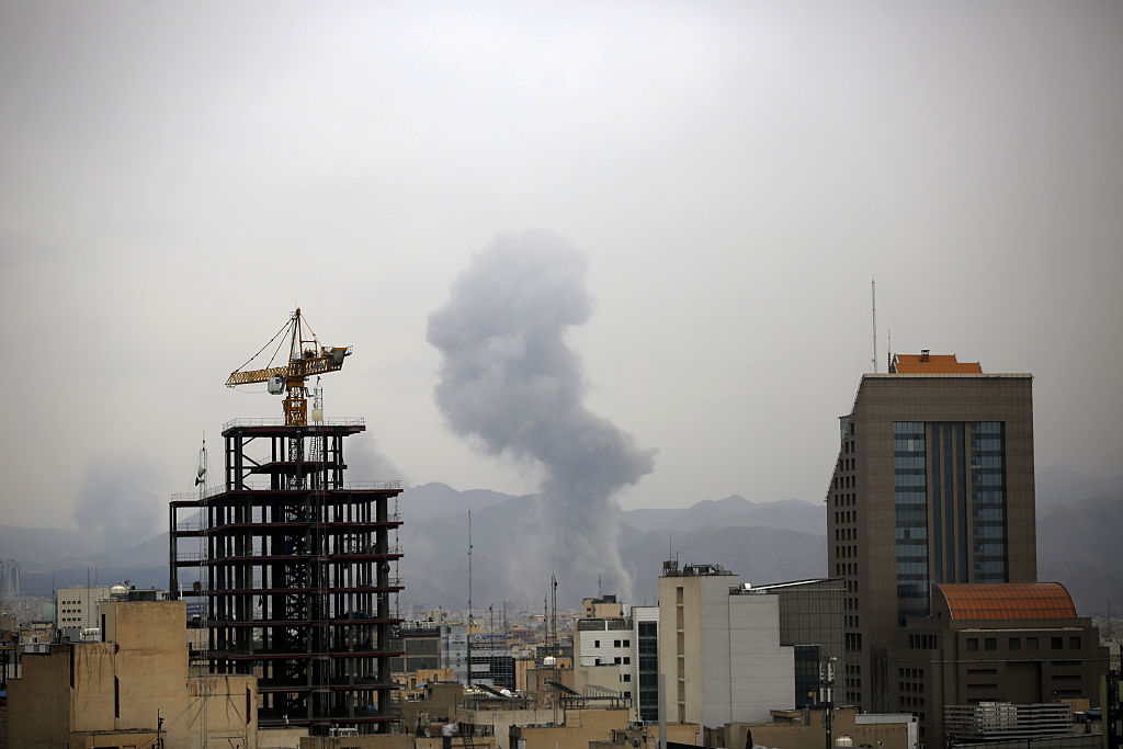 Teherano kelių užtvaros vis dar apšaudytos, kai JAV ir Izraelis siekia sukelti maištą