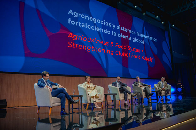 Amerikos plėtros bankas „Invest“ kalba apie augimą, bet nepaiso žmonių, kurie prisiima išlaidas – pasaulinės problemos